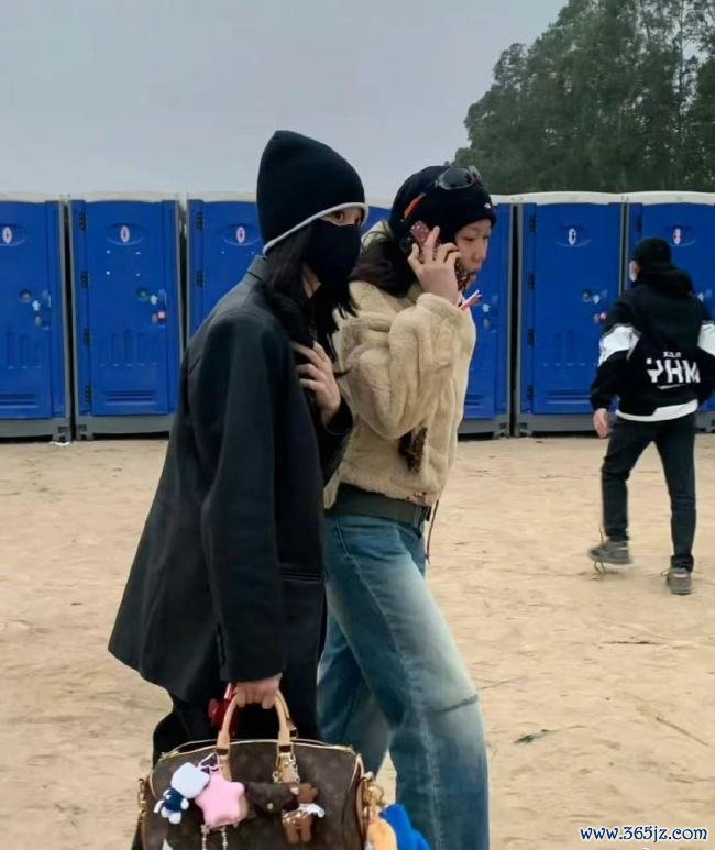 赵丽颖带女儿看烟花秀 母爱满满细节温馨