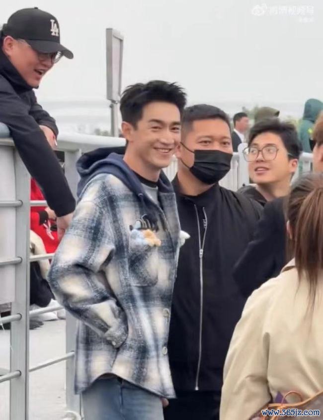 赵丽颖带女儿看烟花秀 母爱满满细节温馨