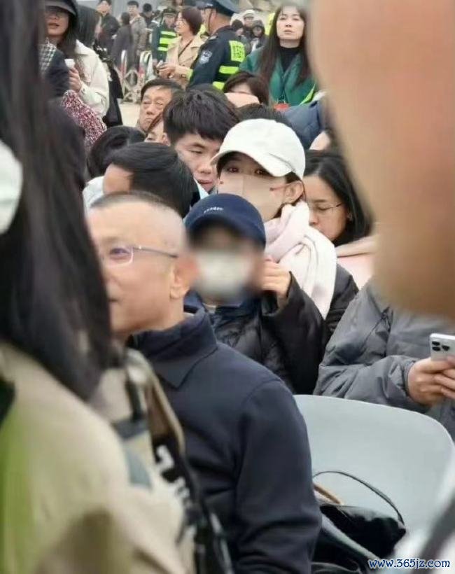 赵丽颖带女儿看烟花秀 母爱满满细节温馨