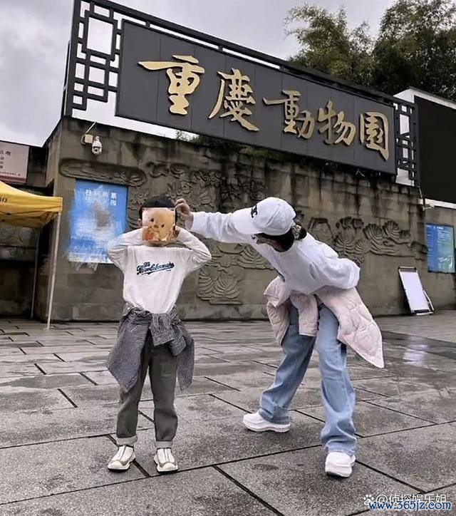 赵丽颖带犬子看烟花 子母侧脸超像 温馨互动引关爱